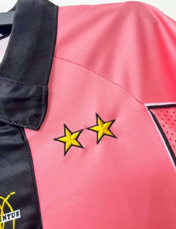 Zoom sur le logo du maillot vintage Juventus "Centenaire" 1997/1998