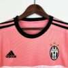 Zoom sur les logos et col du maillot Juventus 2015