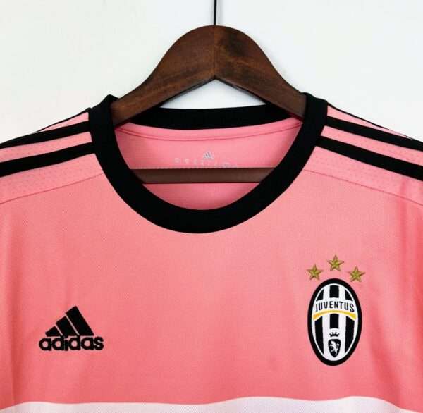 Zoom sur les logos et col du maillot Juventus 2015