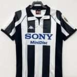Vue avant du maillot vintage Juventus Domicile 1997/1998