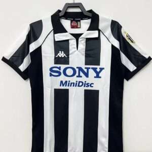 Vue avant du maillot vintage Juventus Domicile 1997/1998