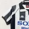 Présente la manche et col du maillot vintage Juventus Domicile 1997/1998