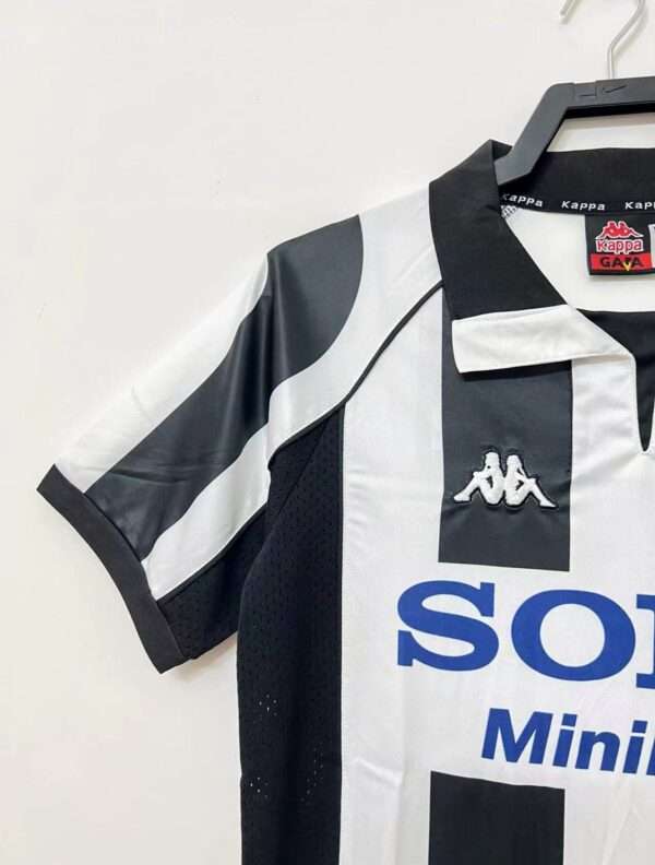 Présente la manche et col du maillot vintage Juventus Domicile 1997/1998