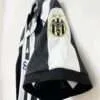 Zoom sur la manche du maillot vintage Juventus Domicile 1997/1998