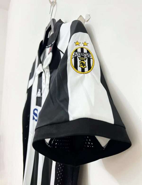 Zoom sur la manche du maillot vintage Juventus Domicile 1997/1998
