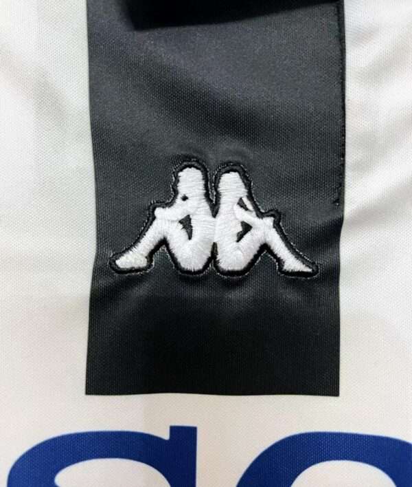 Zoom sur le logo du maillot vintage Juventus Domicile 1997/1998