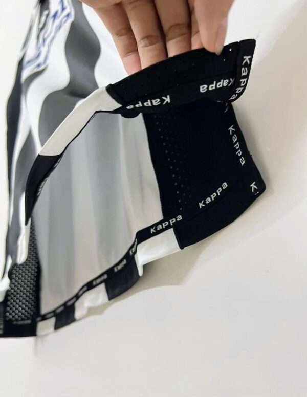 Zoom sur les coutures du maillot vintage Juventus Domicile 1997/1998