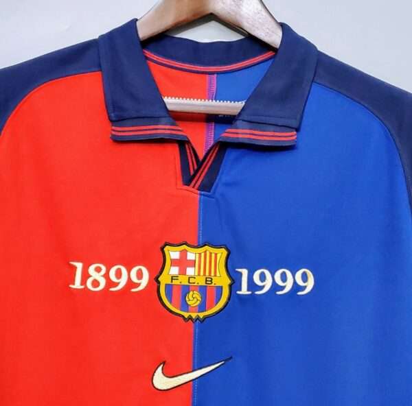 Zoom sur les logos du maillot Barca 1999