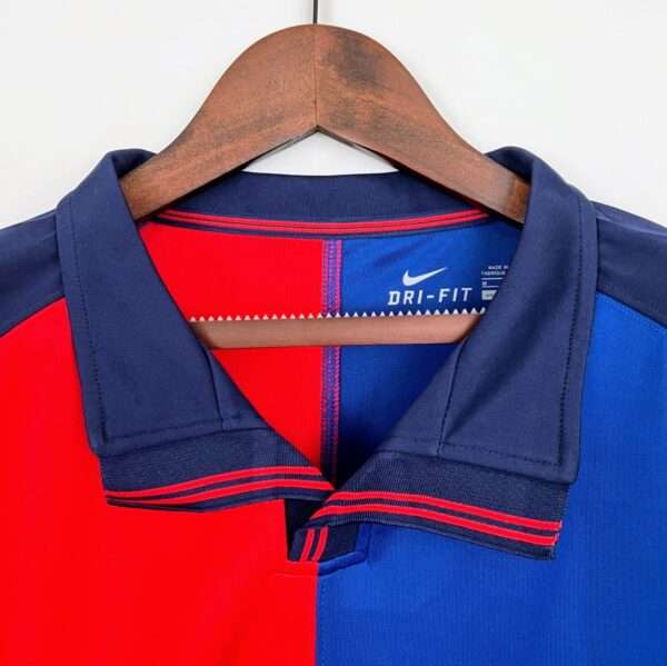 Présente le col du maillot Barca 1999