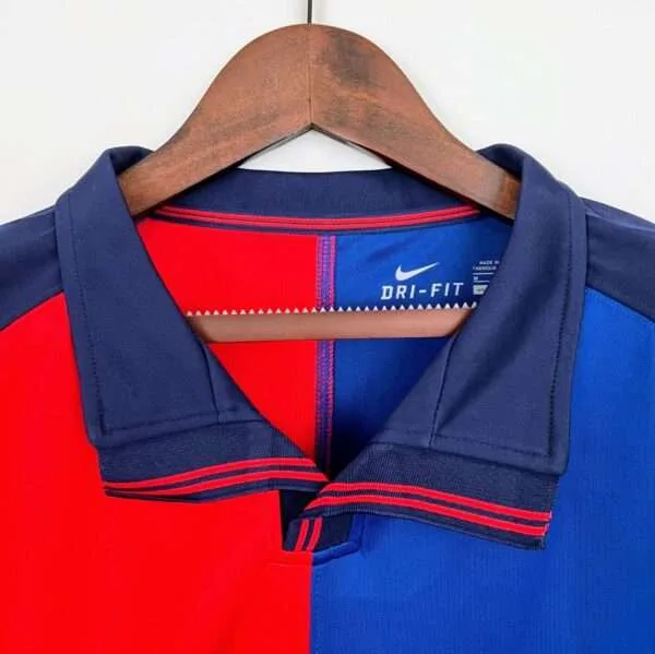 Présente le col du maillot Barca 1999