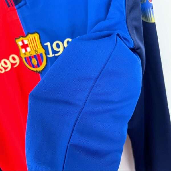 Zoom sur les coutures du maillot Barca 1999
