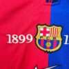 Zoom sur les logos du maillot Barca 1999