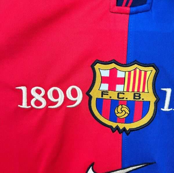 Zoom sur les logos du maillot Barca 1999