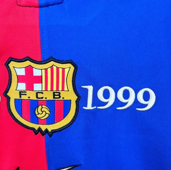 Zoom sur les logos du maillot Barca 1999
