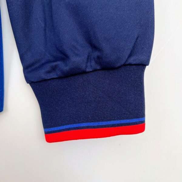 Zoom sur la manche du maillot Barca 1999