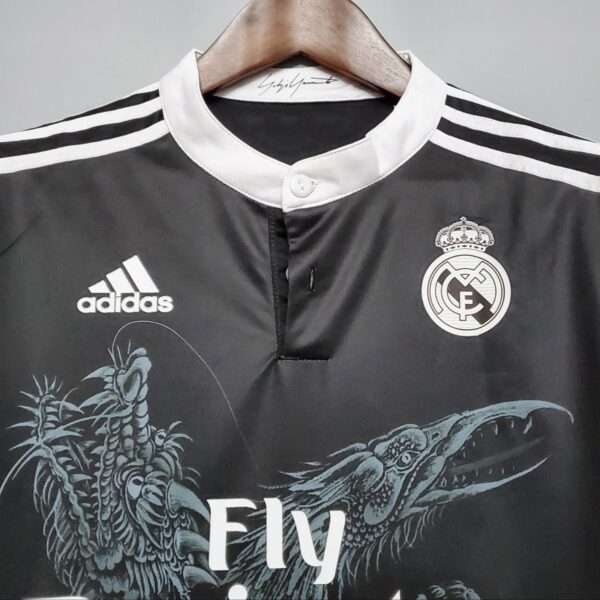 Zoom sur les logos du maillot vintage Real Madrid "Troisième" 2014/2015.