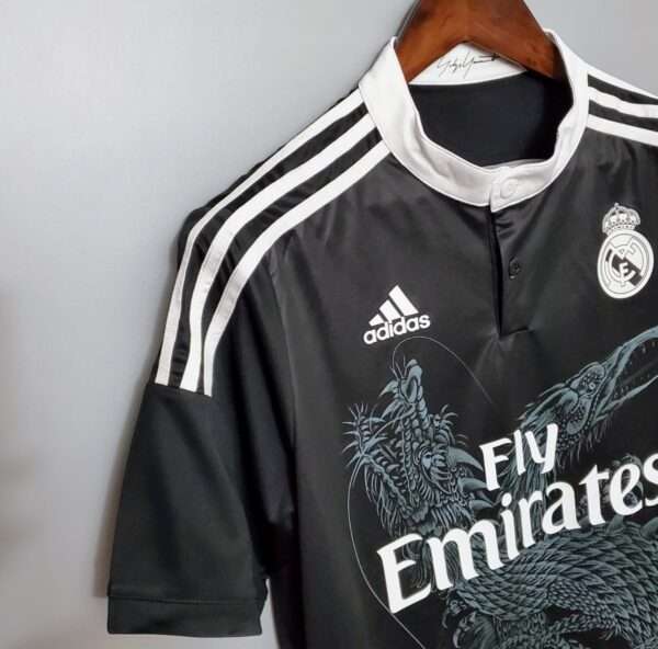 Vue sur la manche et col du maillot vintage Real Madrid "Troisième" 2014/2015.