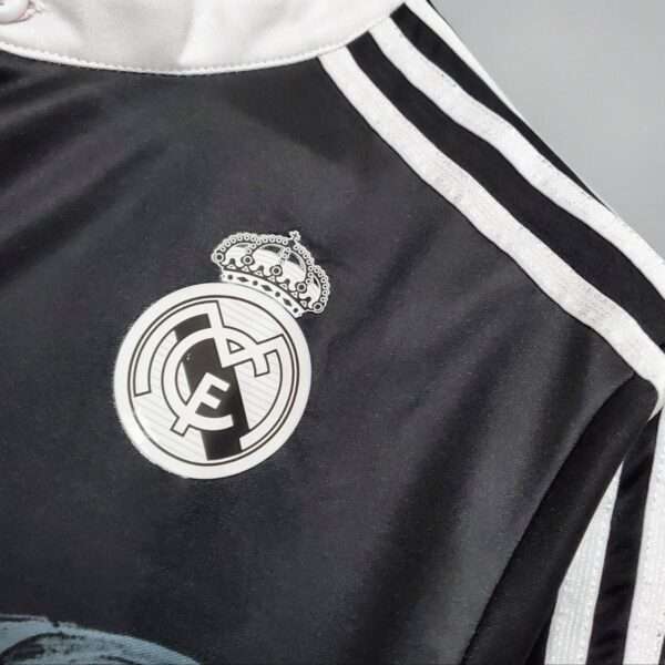 Zoom sur le logo du maillot vintage Real Madrid "Troisième" 2014/2015.