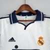 Zoom sur les logos et col du maillot Real Madrid 2001