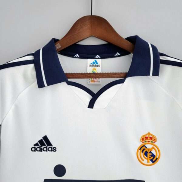 Zoom sur les logos et col du maillot Real Madrid 2001