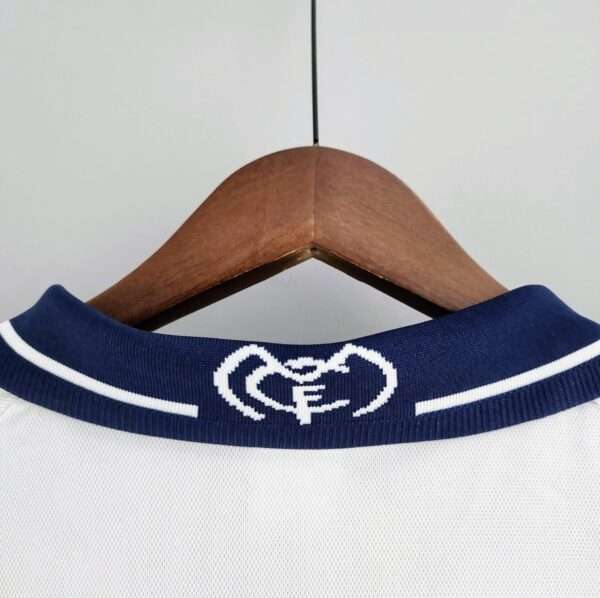 Présente le col du maillot Real Madrid 2001