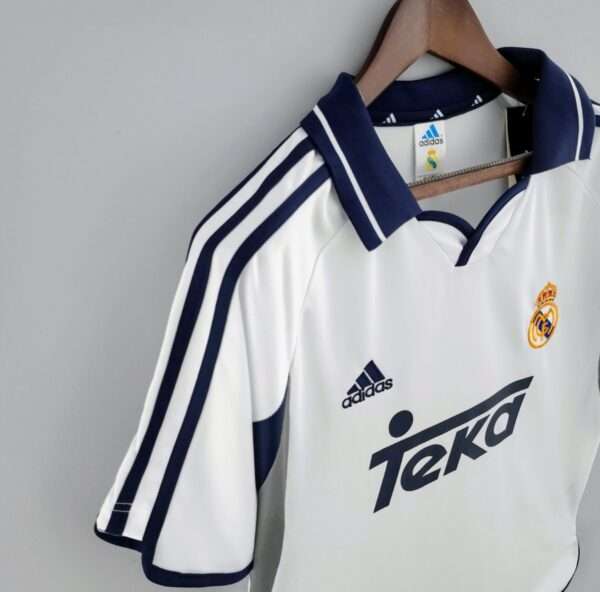 Vue sur la manche et col du maillot Real Madrid 2001
