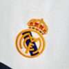 Zoom sur le logo du maillot Real Madrid 2001