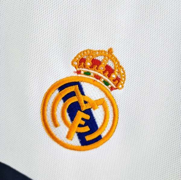 Zoom sur le logo du maillot Real Madrid 2001