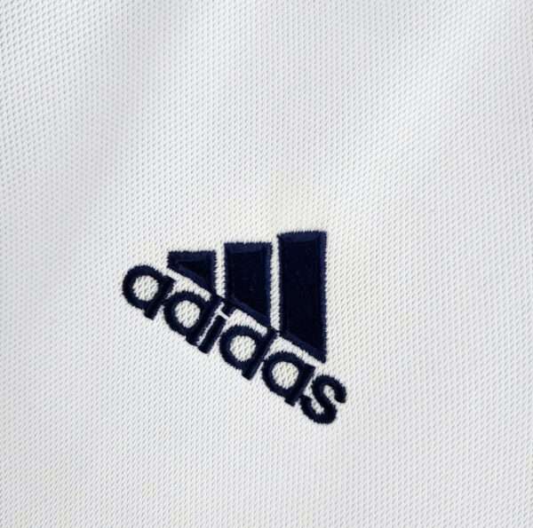 Zoom sur le logo du maillot Real Madrid 2001