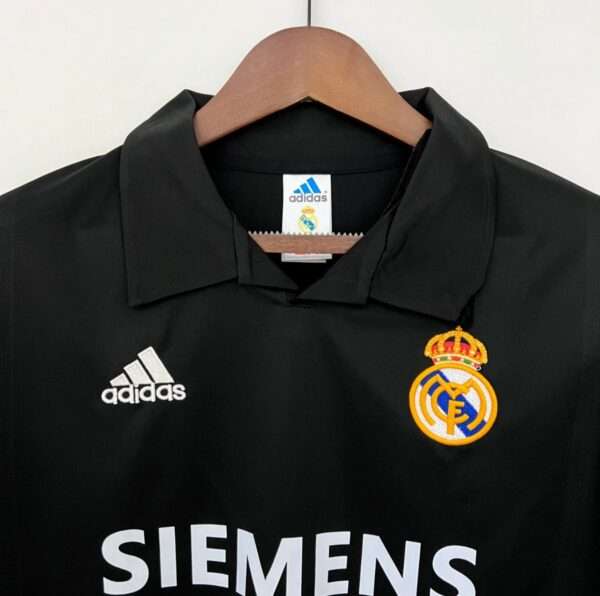Zoom sur les logo du Real Madrid Extérieur 2002/2003.