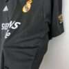 Zoom sur les coutures du maillot vintage Real Madrid Extérieur 2002/2003.