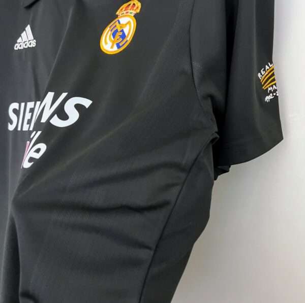 Zoom sur les coutures du maillot vintage Real Madrid Extérieur 2002/2003.