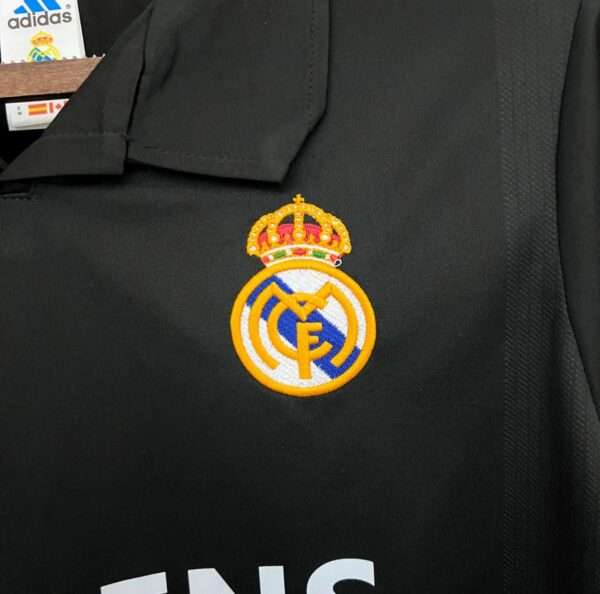 Zoom sur le logo du Real Madrid Extérieur 2002/2003.