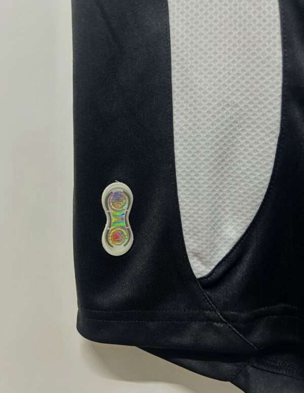 Zoom sur les coutures du maillot vintage Real Madrid Extérieur 2006/2007