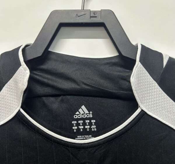 Présente le col du maillot vintage Real Madrid Extérieur 2006/2007