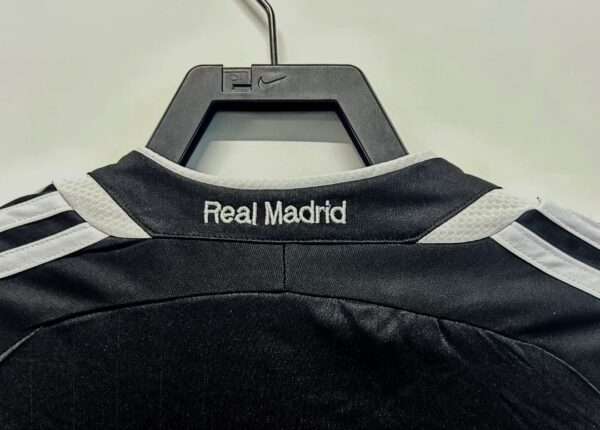 Présente le col du maillot vintage Real Madrid Extérieur 2006/2007
