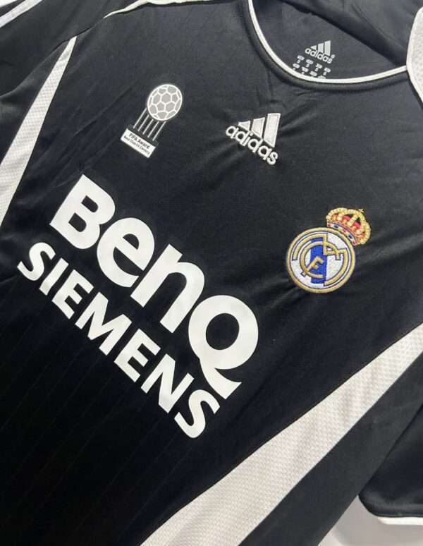 Détail des logos sur le maillot vintage Real Madrid Extérieur 2006/2007