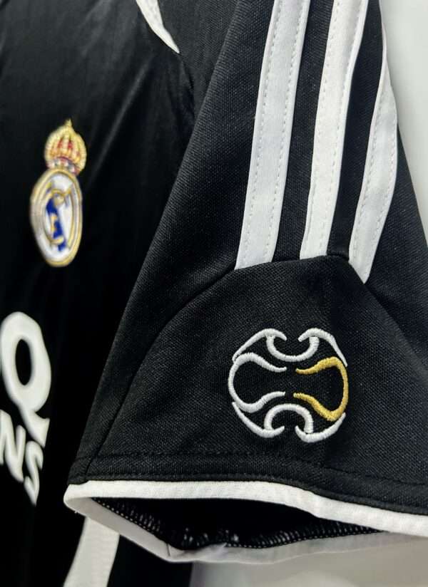 Zoom sur la manches du maillot vintage Real Madrid Extérieur 2006/2007