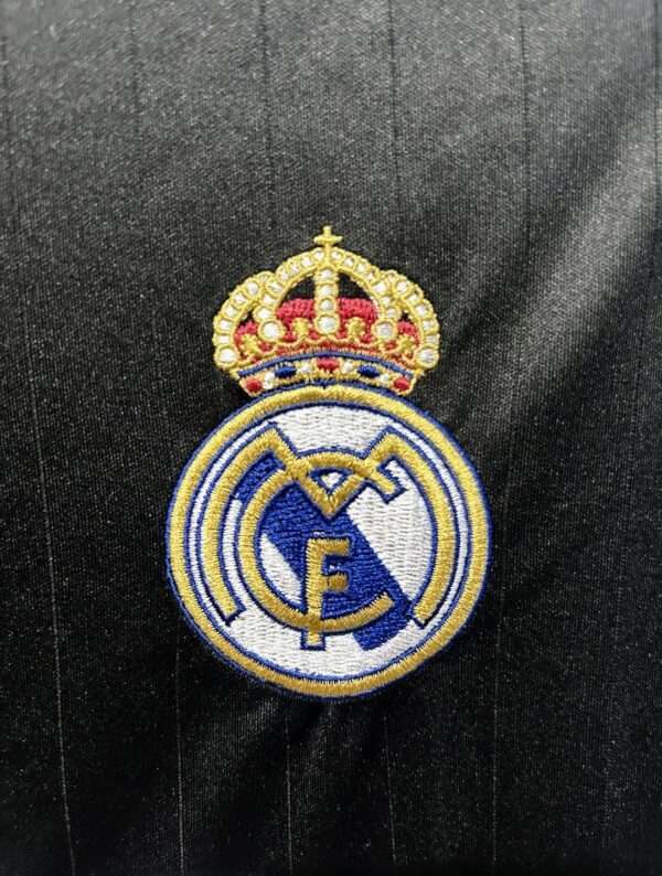 Détail du logo sur le maillot vintage Real Madrid Extérieur 2006/2007