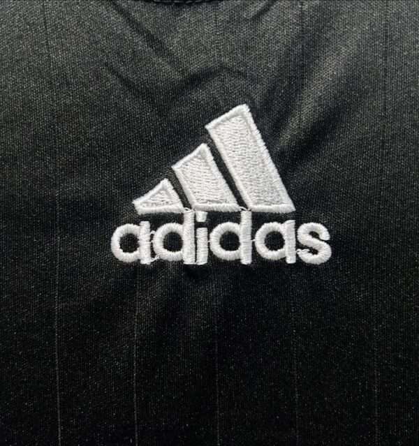 Détail du logo sur le maillot vintage Real Madrid Extérieur 2006/2007