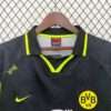 Zoom sur les logos et col du maillot vintage Borussia Dortmund Extérieur 1996/1997