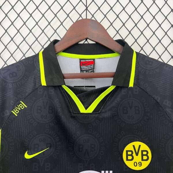 Zoom sur les logos et col du maillot vintage Borussia Dortmund Extérieur 1996/1997
