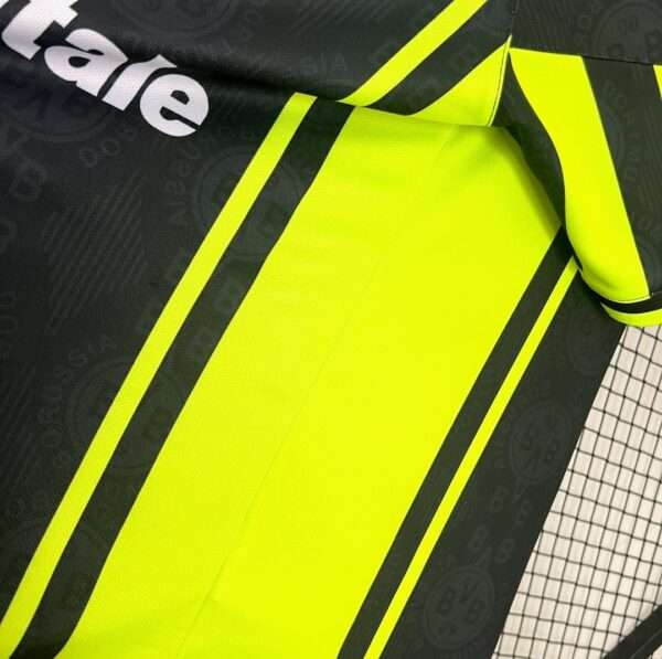Zoom sur les coutures du maillot vintage Borussia Dortmund Extérieur 1996/1997