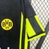 Zoom sur le logo et manche du maillot vintage Borussia Dortmund Extérieur 1996/1997