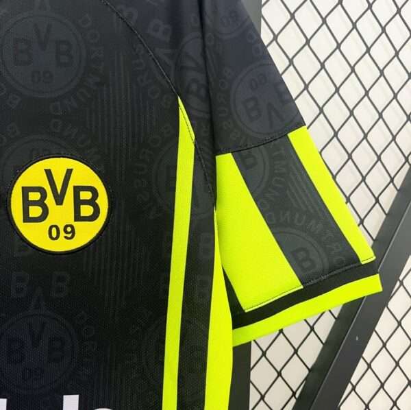 Zoom sur le logo et manche du maillot vintage Borussia Dortmund Extérieur 1996/1997