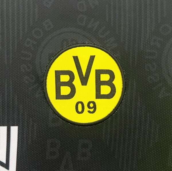 Zoom sur le logo du maillot vintage Borussia Dortmund Extérieur 1996/1997