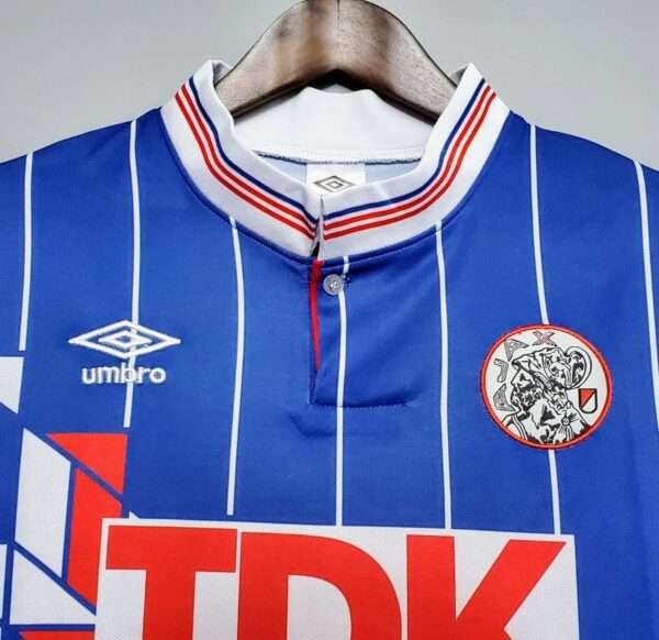 Zoom sur les logos et col du maillot vintage Ajax Amsterdam Extérieur 1989/1990