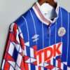 Présente la manche et col du maillot vintage Ajax Amsterdam Extérieur 1989/1990