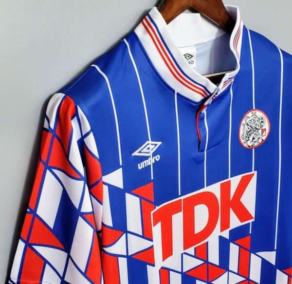 Présente la manche et col du maillot vintage Ajax Amsterdam Extérieur 1989/1990