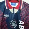 Zoom sur les logos et col du maillot vintage Ajax Amsterdam Extérieur 1994/1995